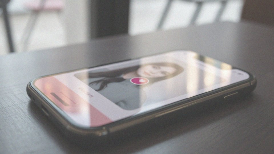 Jak interpretować czerwoną kropkę na Tinderze?