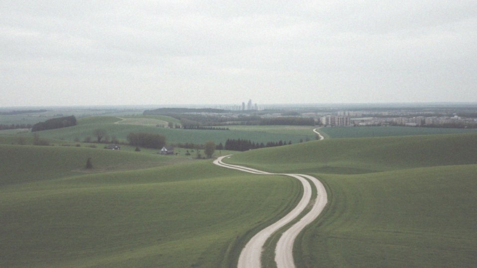 Jakie są różnice w cenach działek budowlanych w miastach i na wsi?